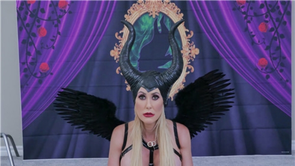 高冷女巫私下竟是饥渴荡妇,淫水直流求操!