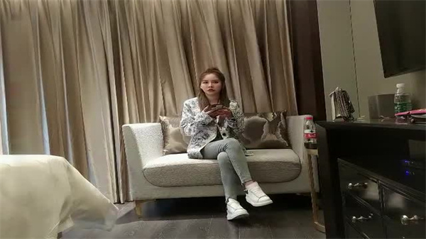 高马尾嫩模牛仔裤秀修长美腿,小伙爽翻天高潮迭起