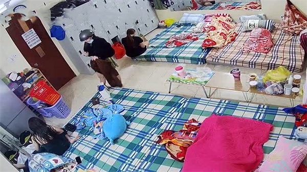 高端沐足店偷拍:极品技师睡前换衣嬉闹,火辣诱惑让人血脉贲张!