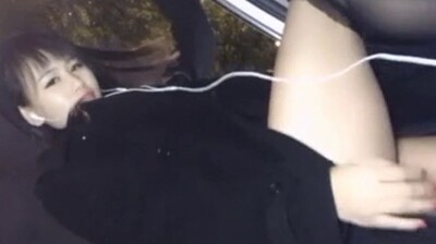 车内直播自慰,骚货边开车边自摸高潮喷水